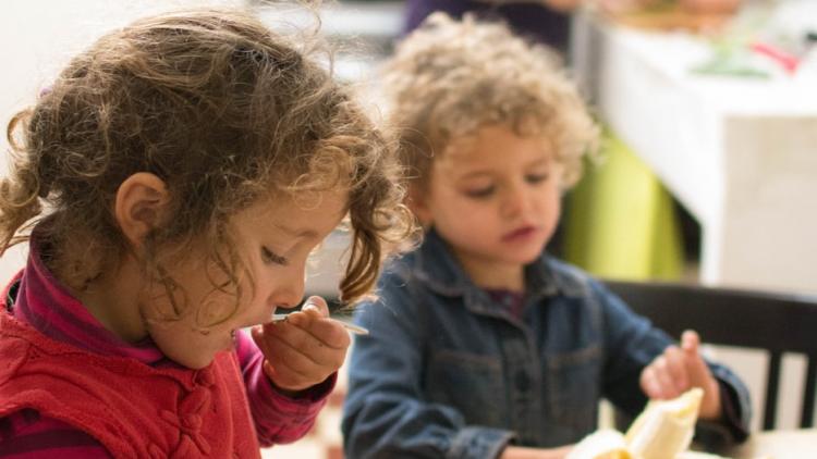 nens menjant un plàtan