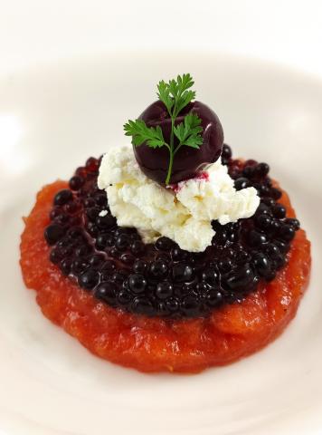 Gaspatxo de cirera amb crema de ricotta i fals caviar de vinagre de Mòdena